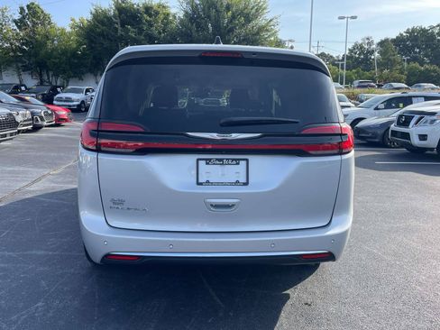 Used 2024 Chrysler Pacifica Touring-L FWD image 6