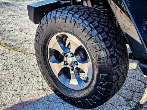 Used 2016 Jeep Wrangler Sahara w/ Dual Top Group AWD/4WD image 8