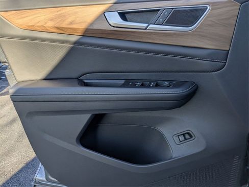 Used 2025 Volkswagen Atlas SE image 13