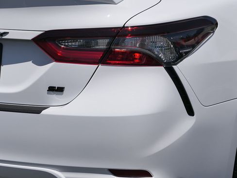Used 2024 Toyota Camry SE FWD image 4