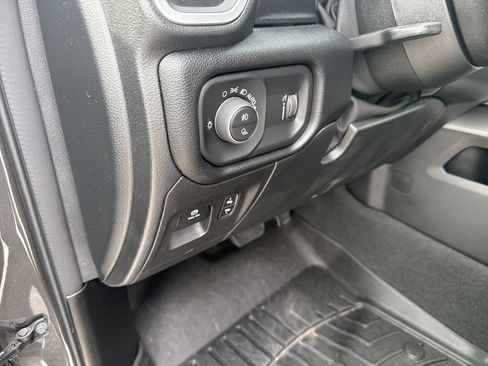 Used 2022 RAM 1500 Big Horn AWD/4WD image 32