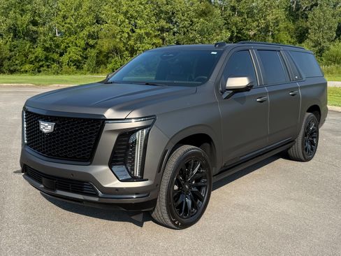 Used 2025 Cadillac Escalade ESV Premium Luxury w/ LPO, Radiant Package AWD/4WD image 2