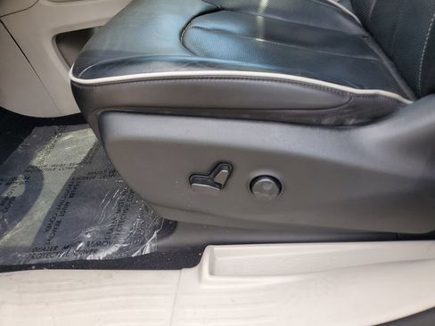 Used 2021 Chrysler Pacifica Limited w/ Uconnect Theater Family Group image 18