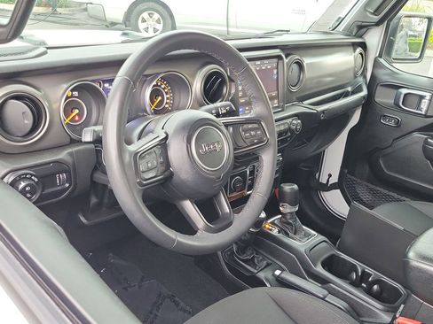 Used 2023 Jeep Gladiator Sport image 3