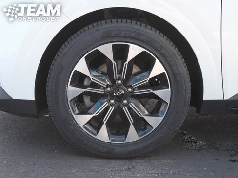 Used 2024 Kia Carnival EX image 32