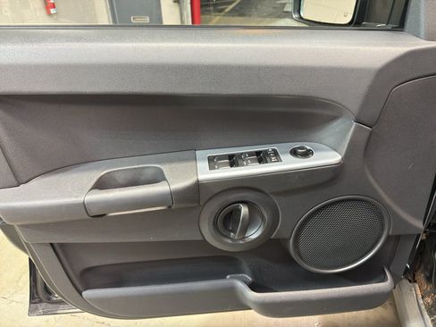 Used 2008 Jeep Commander Sport AWD/4WD image 15