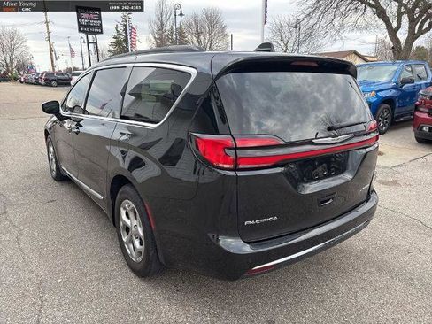 Used 2023 Chrysler Pacifica Limited FWD image 7