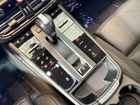 Used 2025 Porsche Macan image 18