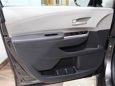 Used 2023 Toyota Sienna LE w/ LE Plus Package FWD image 30