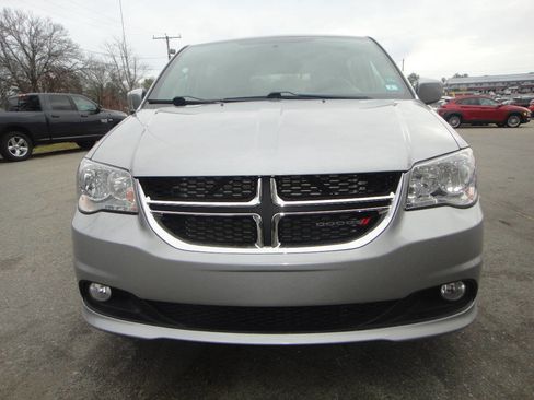 Used 2018 Dodge Grand Caravan SXT image 2