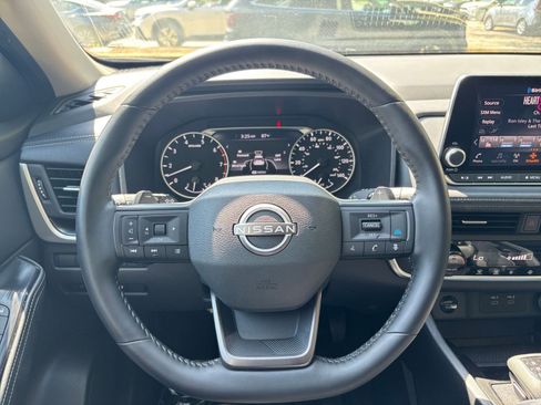 Used 2025 Nissan Rogue SV FWD image 36