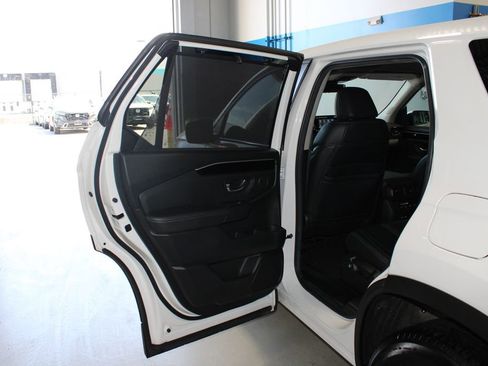 Used 2025 Honda Pilot EX-L image 16