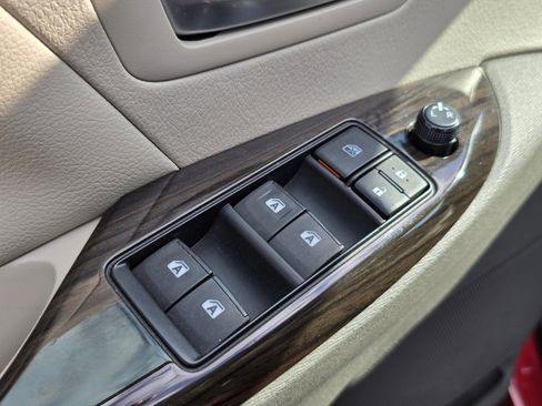 Used 2016 Toyota Sienna XLE Premium FWD image 38