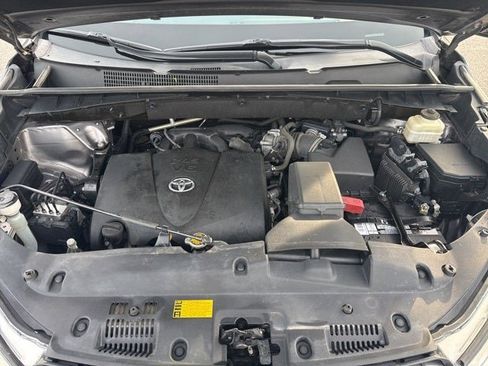 Used 2017 Toyota Highlander XLE image 2