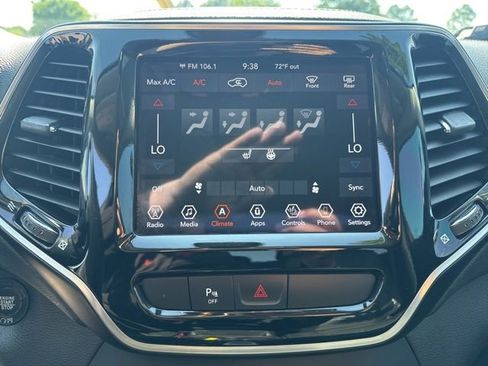 Used 2019 Jeep Cherokee Limited FWD image 31