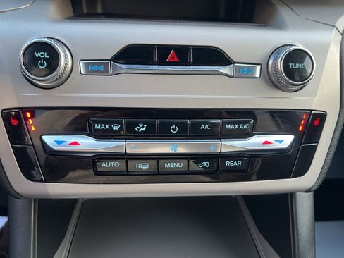 Used 2023 Ford Explorer XLT image 18