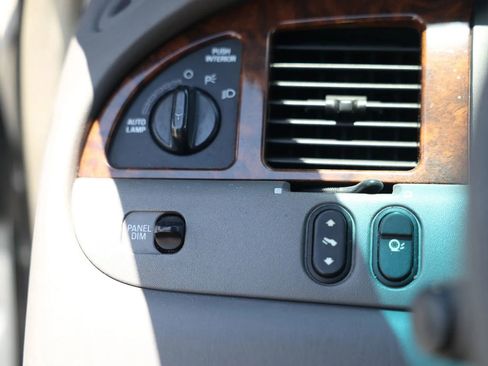 Used 2001 Lincoln Town Car Signature RWD image 36