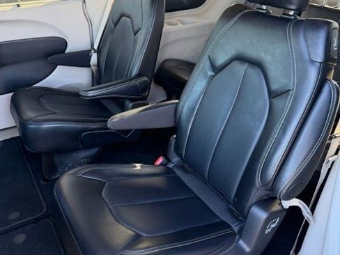 Used 2024 Chrysler Pacifica Touring-L image 14