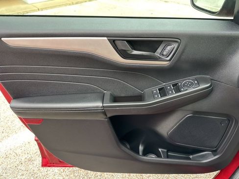 Used 2022 Ford Escape SE w/ SE Sport Appearance Package image 27