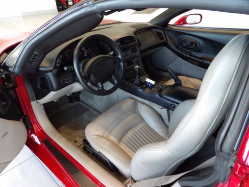 Used 2004 Chevrolet Corvette Coupe w/ Preferred Equipment Group RWD image 8