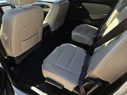Used 2023 Chevrolet Traverse Premier image 3