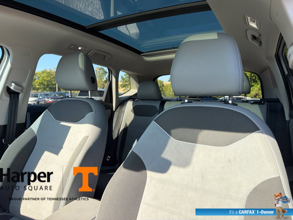 Used 2024 Volkswagen Taos SE w/ Panoramic Sunroof Package FWD image 12