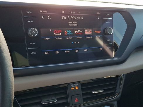 Used 2023 Volkswagen Taos SE w/ Panoramic Sunroof Package image 3