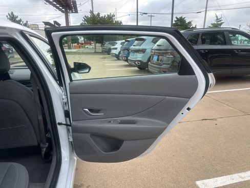 Used 2025 Hyundai Elantra SEL FWD image 15