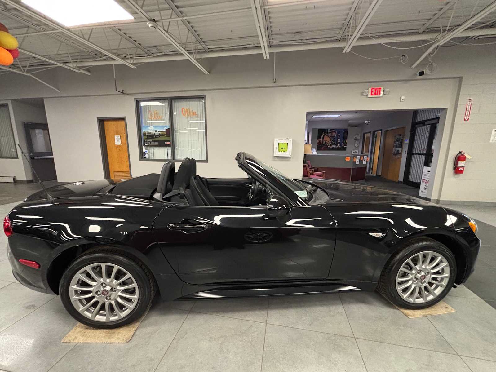 Used 2017 FIAT 124 Spider Classica RWD image 9