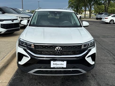 Used 2023 Volkswagen Taos SE w/ Panoramic Sunroof Package AWD/4WD image 9