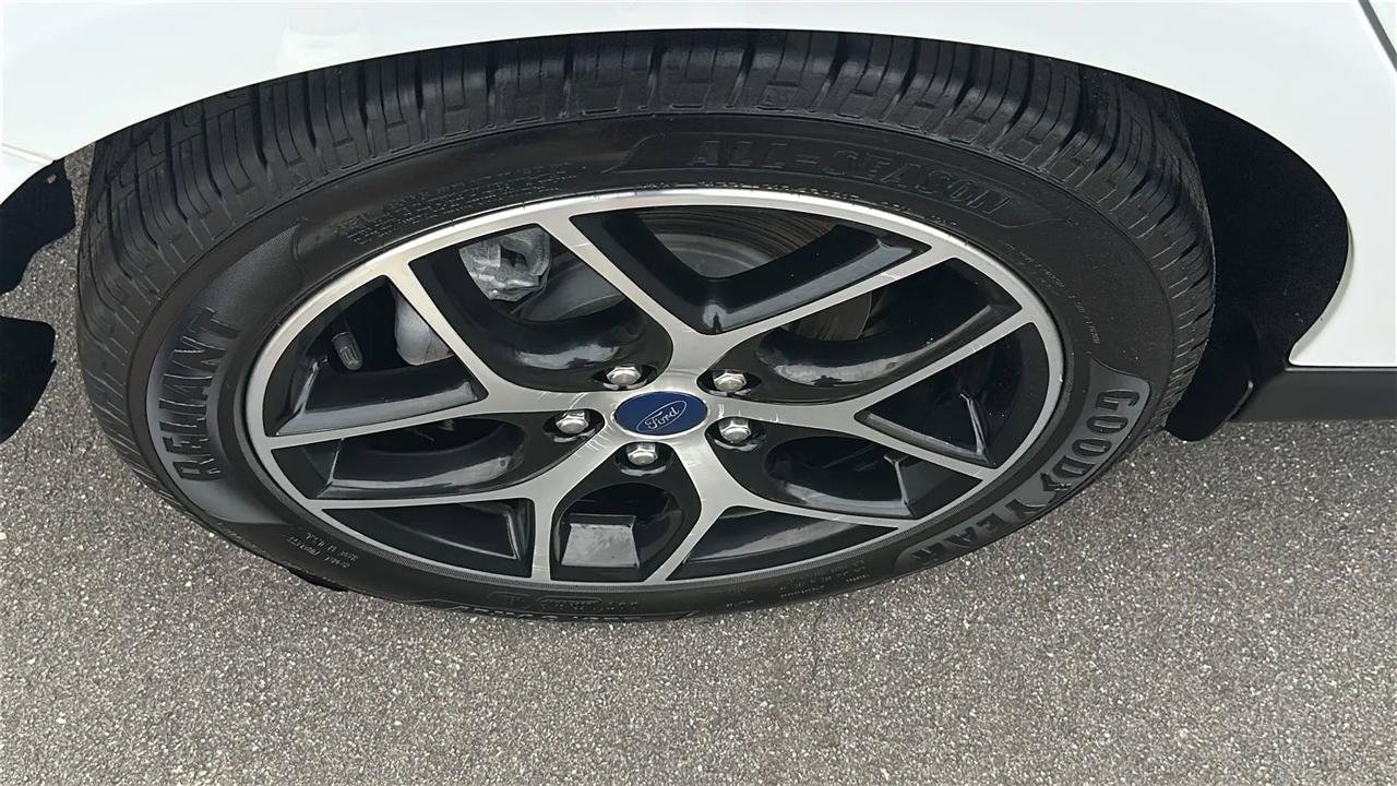Used 2018 Ford Focus SE w/ SE Appearance Package FWD image 19