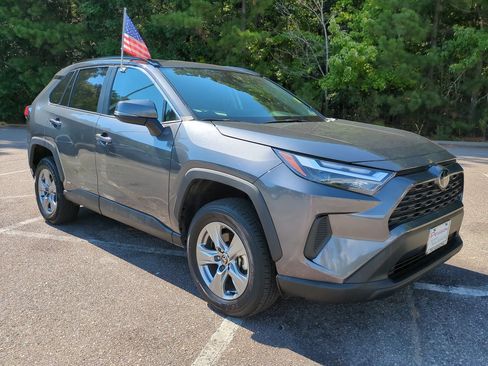 Used 2025 Toyota RAV4 LE AWD/4WD image 2