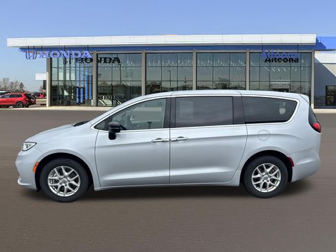 Used 2024 Chrysler Pacifica Touring-L FWD image 2