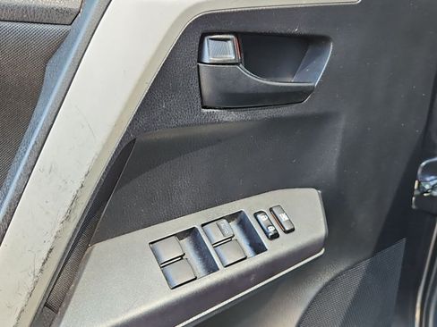 Used 2018 Toyota RAV4 LE FWD image 21