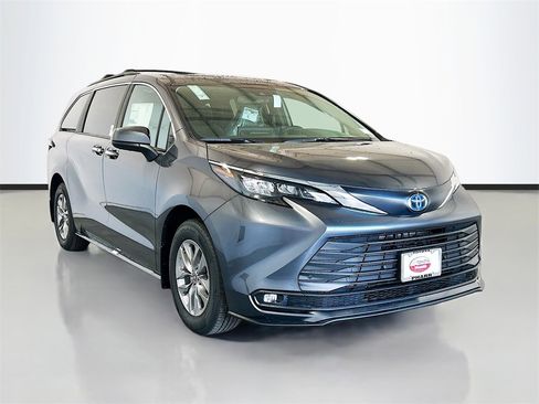 New 2025 Toyota Sienna XLE image 3