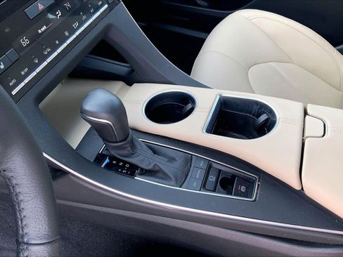 Used 2022 Toyota Avalon XLE image 17