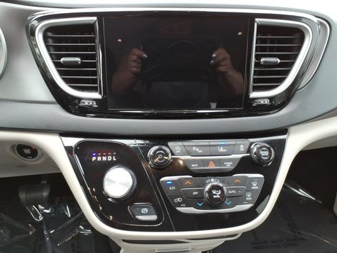Used 2023 Chrysler Pacifica Touring-L FWD image 18