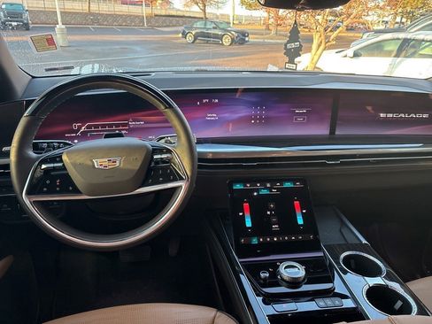Certified 2025 Cadillac Escalade ESV Premium Luxury image 9