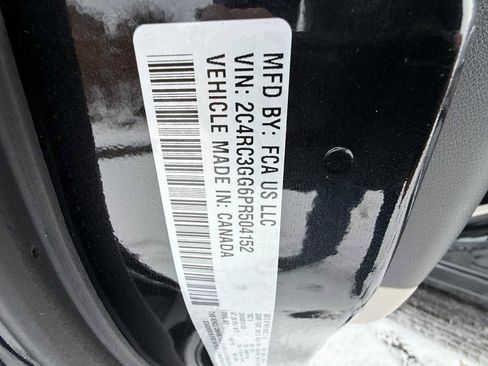 Used 2023 Chrysler Pacifica Limited image 38