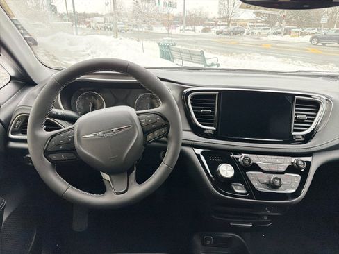 New 2026 Chrysler Pacifica Select image 13