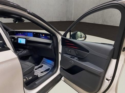 Certified 2025 Lincoln Nautilus Reserve w/ Jet Appearance Package AWD/4WD image 19