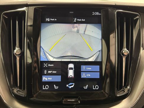 Used 2019 Volvo XC60 T5 Momentum w/ Multimedia Package AWD/4WD image 9