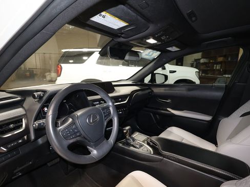 Used 2022 Lexus UX 200 w/ Premium Package image 9