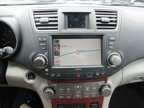Used 2011 Toyota Highlander Limited w/ Tow Pkg AWD/4WD image 32