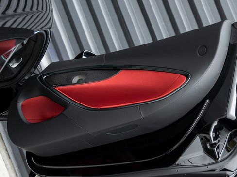 Used 2025 McLaren Artura image 33