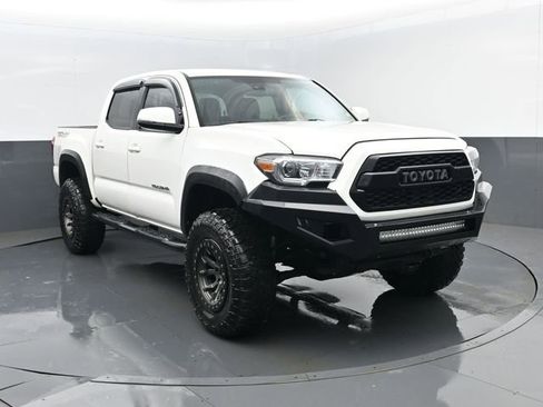 Used 2019 Toyota Tacoma TRD Off-Road image 3