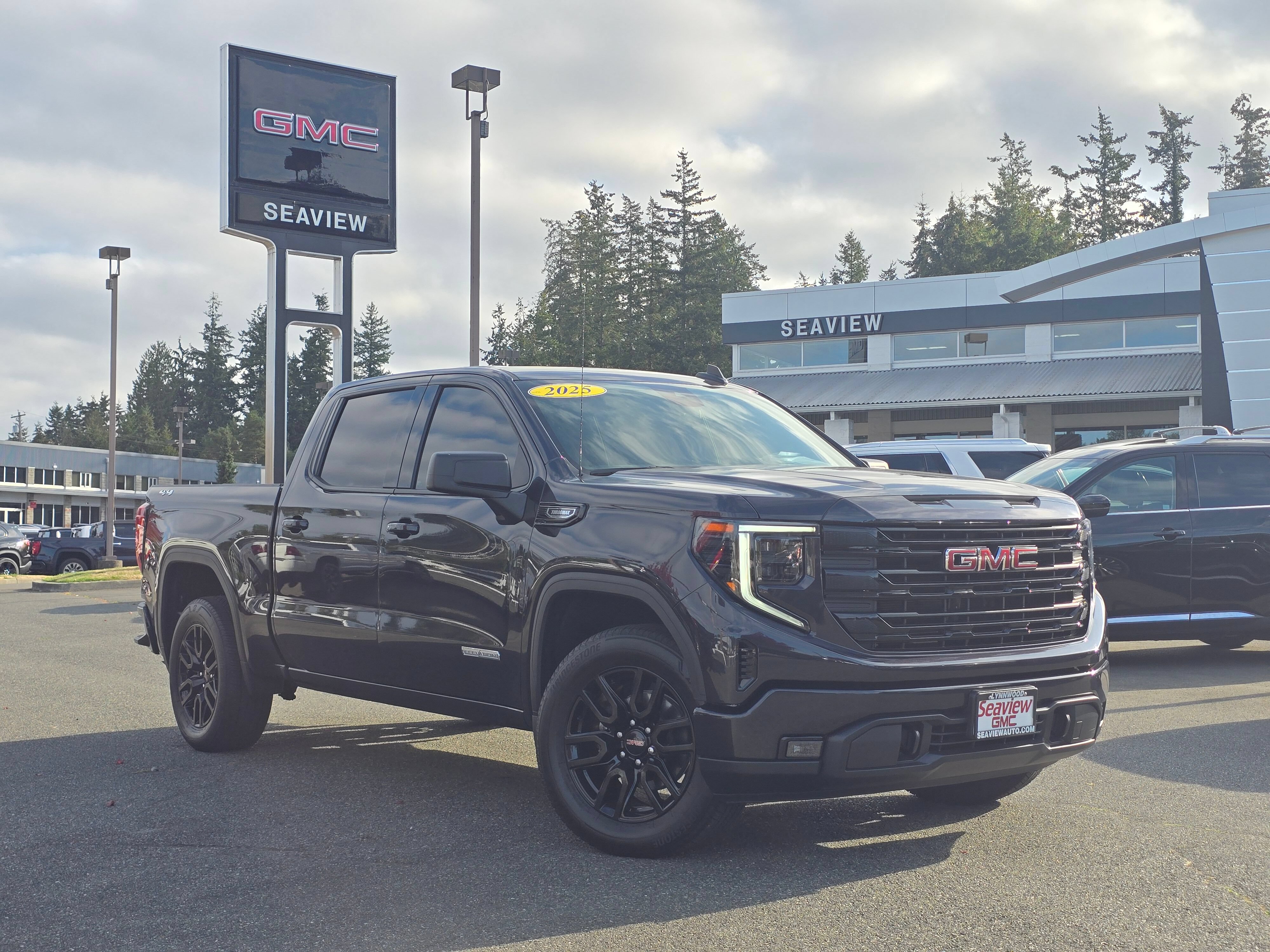 Used 2025 GMC Sierra 1500 Elevation AWD/4WD image 1