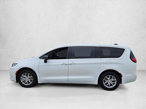 New 2026 Chrysler Pacifica Select image 5