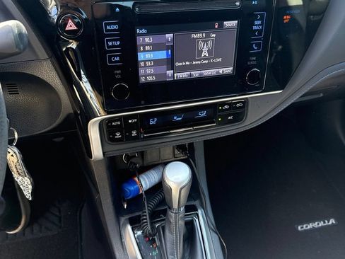 Used 2018 Toyota Corolla SE FWD image 3