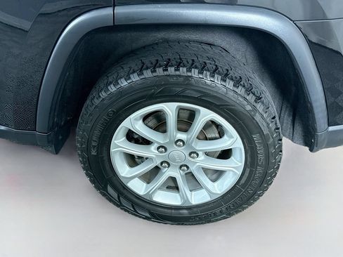 Used 2021 Jeep Grand Cherokee Laredo AWD/4WD image 33
